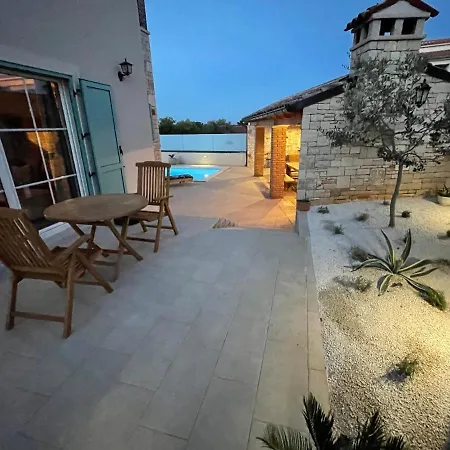Villa Moderne Istrische Steinvilla - 4 Sterne Mit Privatem, Beheizbaren Pool & Meerblick